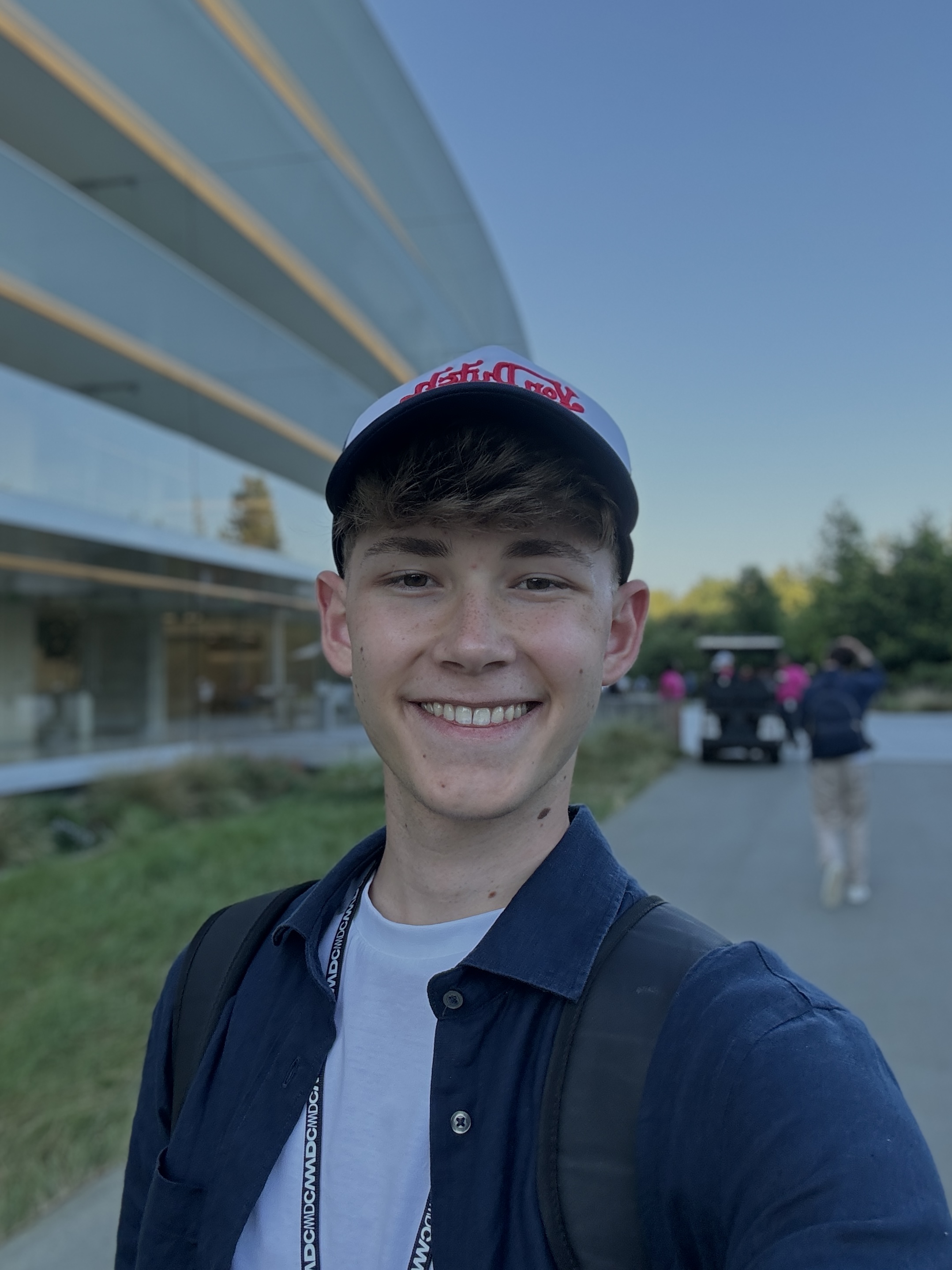 Moritz Breuer mit einem Apple Macintosh