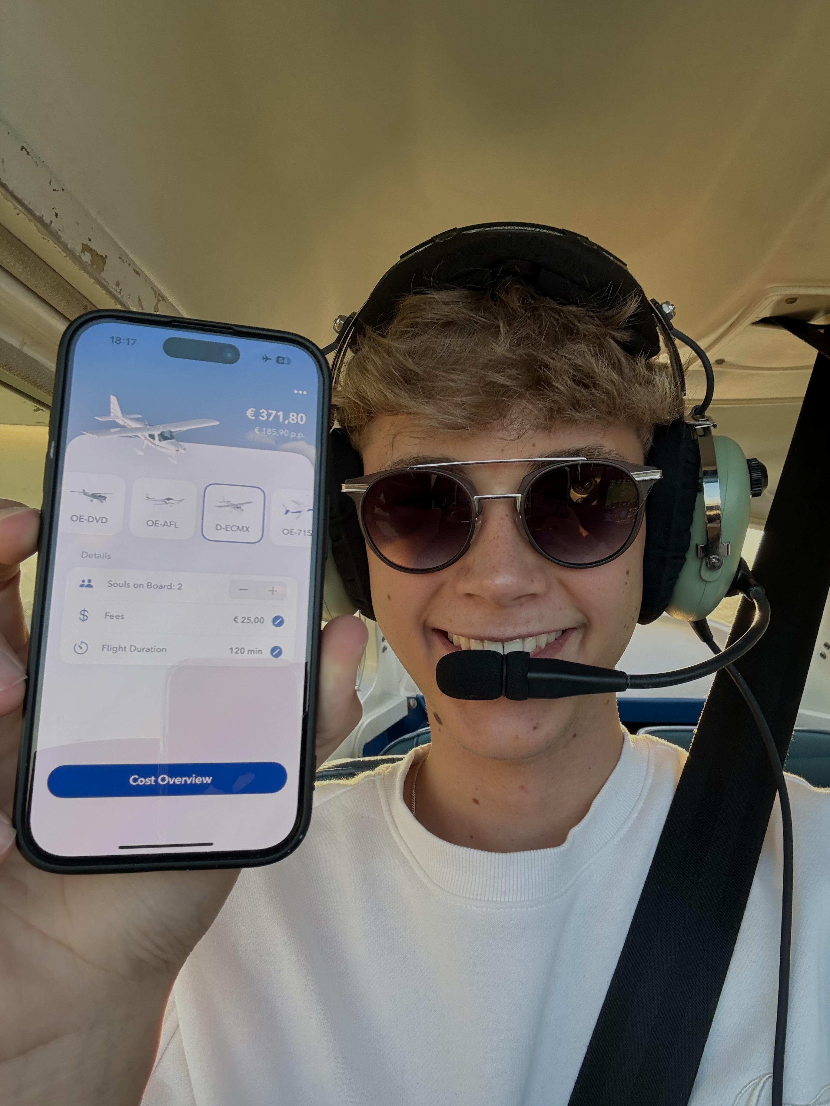 Moritz Breuer testet eine App während eines Flugs